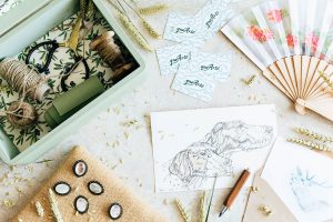 Acuarelas y broches de caza, abanicos y broches de gitana